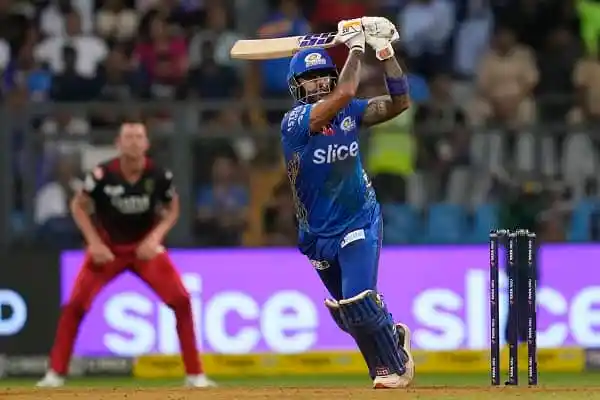 মুম্বাই ক্রিকেটার ব্যাটিং করছে, বিপক্ষ দলের ফিল্ডার দেখছে. Channel i News - চ্যানেল আই নিউজ