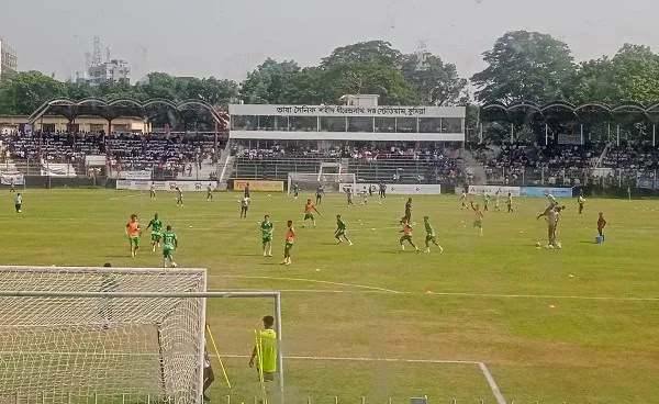 গ্যালারিতে দর্শকদের ভিড় ও মাঠে খেলোয়াড়দের প্রতিদ্বন্দ্বিতা. Channel i News - চ্যানেল আই নিউজ