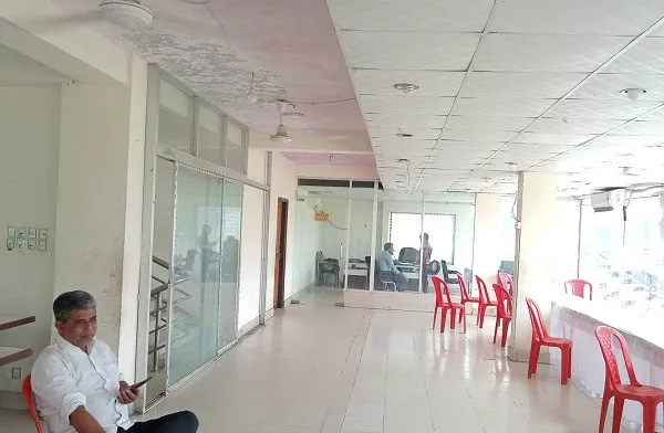 জরাজীর্ণ প্রেসবক্সে দর্শক বসে আছেন, ভেন্যুর অবস্থা খারাপ. Channel i News - চ্যানেল আই নিউজ