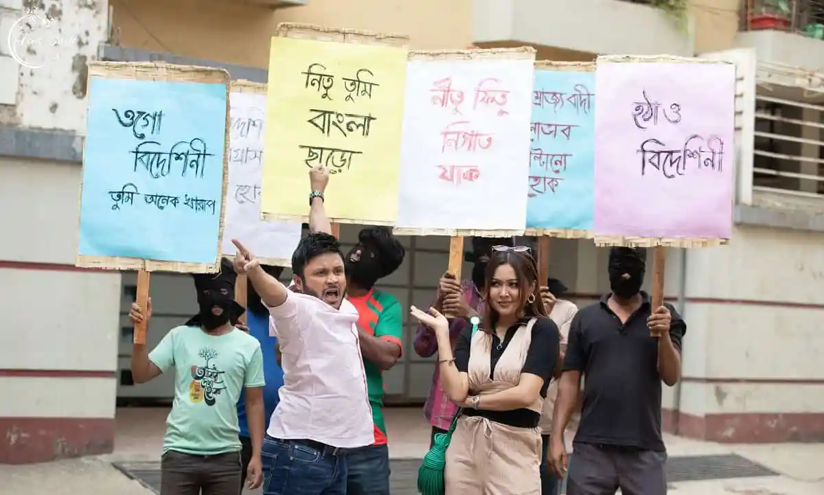 প্রতিবাদকারীরা বিভিন্ন স্লোগান লিখা পোস্টার হাতে বিক্ষোভ করছে. Channel i News - চ্যানেল আই নিউজ
