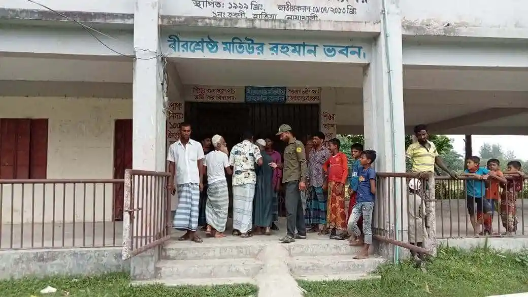 আড়াই লাখ আনসার-ভিডিপি মোতায়েনের জন্য মানুষজনের ভিড়. Channel i News - চ্যানেল আই নিউজ
