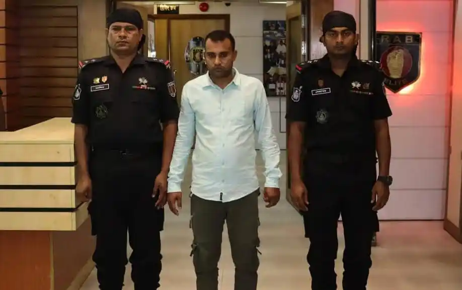 সশস্ত্র বাহিনীর মেজর পরিচয়ে প্রতারক গ্রেফতার. Channel i News - চ্যানেল আই নিউজ