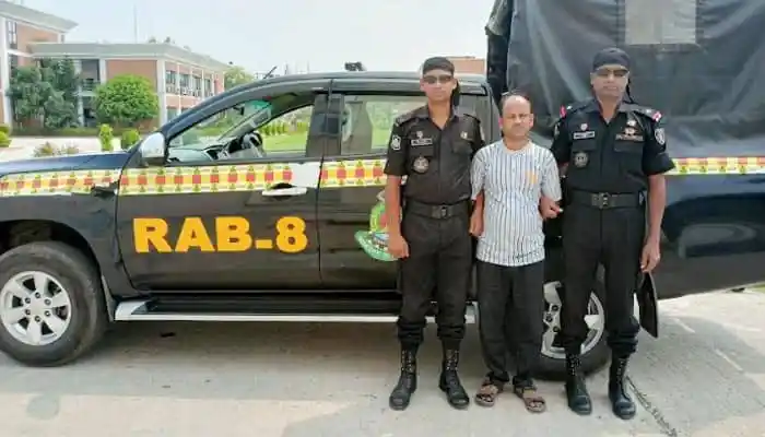 বাংলাদেশ র্যাবের সদস্যদের সঙ্গে একজন ব্যক্তি, নিরাপত্তা চেকের জন্য প্রস্তুত. Channel i News - চ্যানেল আই নিউজ