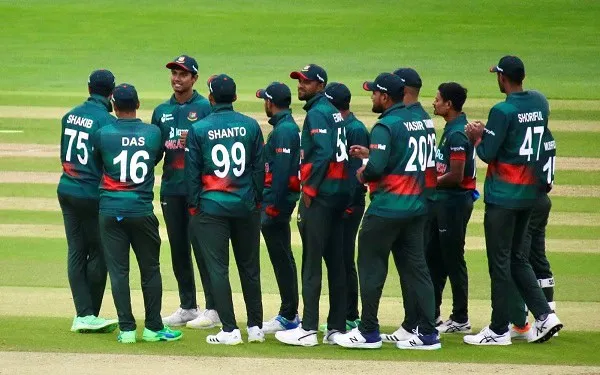 বাংলাদেশ ক্রিকেট দলের খেলোয়াড়রা মাঠে আলোচনা করছে. Channel i News - চ্যানেল আই নিউজ