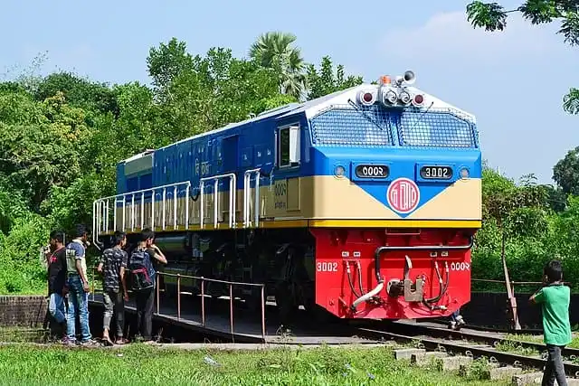 রঙিন রেলগাড়ি ও পর্যটকরা বাংলাদেশের প্রকৃতি উপভোগ করছে. Channel i News - চ্যানেল আই নিউজ