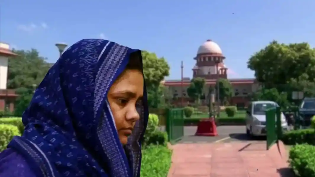 বাংলাদেশের আদালত ভবনের সামনে একজন নারী, গুজরাটে বিলকিস বানু মামলার প্রসঙ্গ. Channel i News - চ্যানেল আই নিউজ