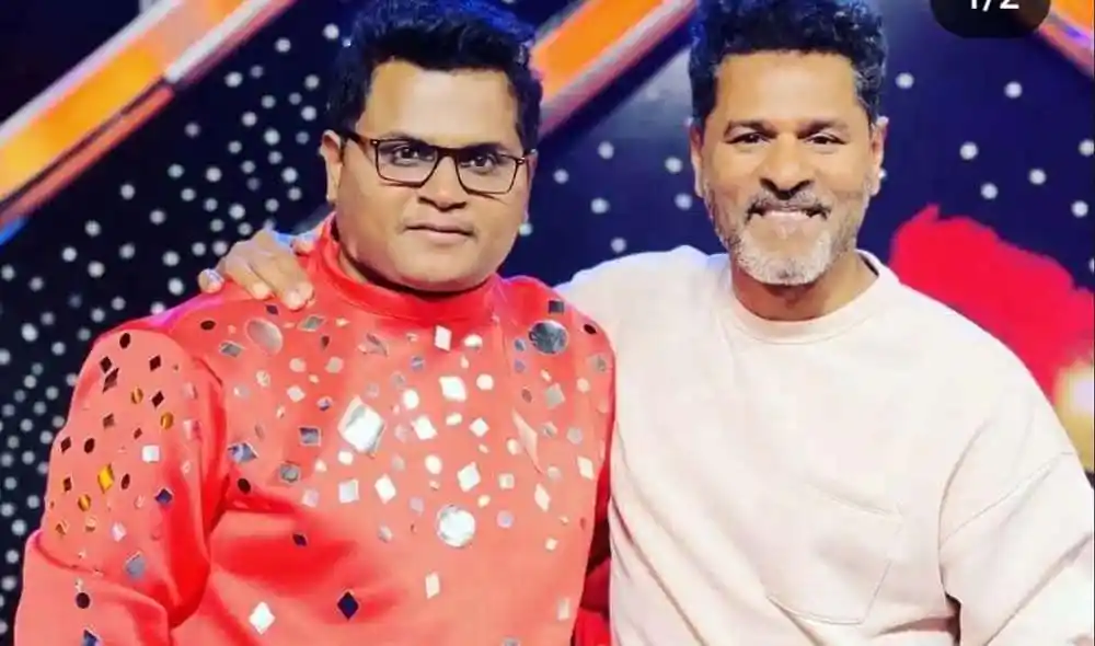 দুটি পুরুষের ছবি, একজন নৃত্যশিল্পী, অন্যজন তার বন্ধু, হাসিমুখে. Channel i News - চ্যানেল আই নিউজ