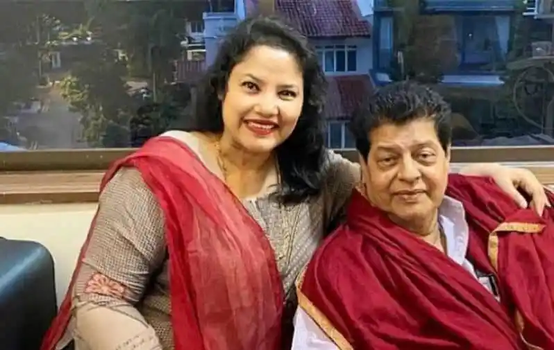 দুজন নারী হাসিমুখে একসঙ্গে বসে আছেন, পেছনে শহরের দৃশ্য দেখা যাচ্ছে. Channel i News - চ্যানেল আই নিউজ