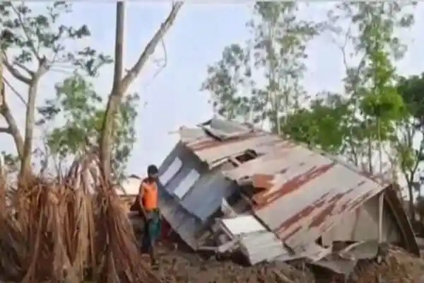 কালবৈশাখীর কারণে বিধ্বস্ত একটি ঘর, ক্ষতিগ্রস্ত এলাকা. Channel i News - চ্যানেল আই নিউজ