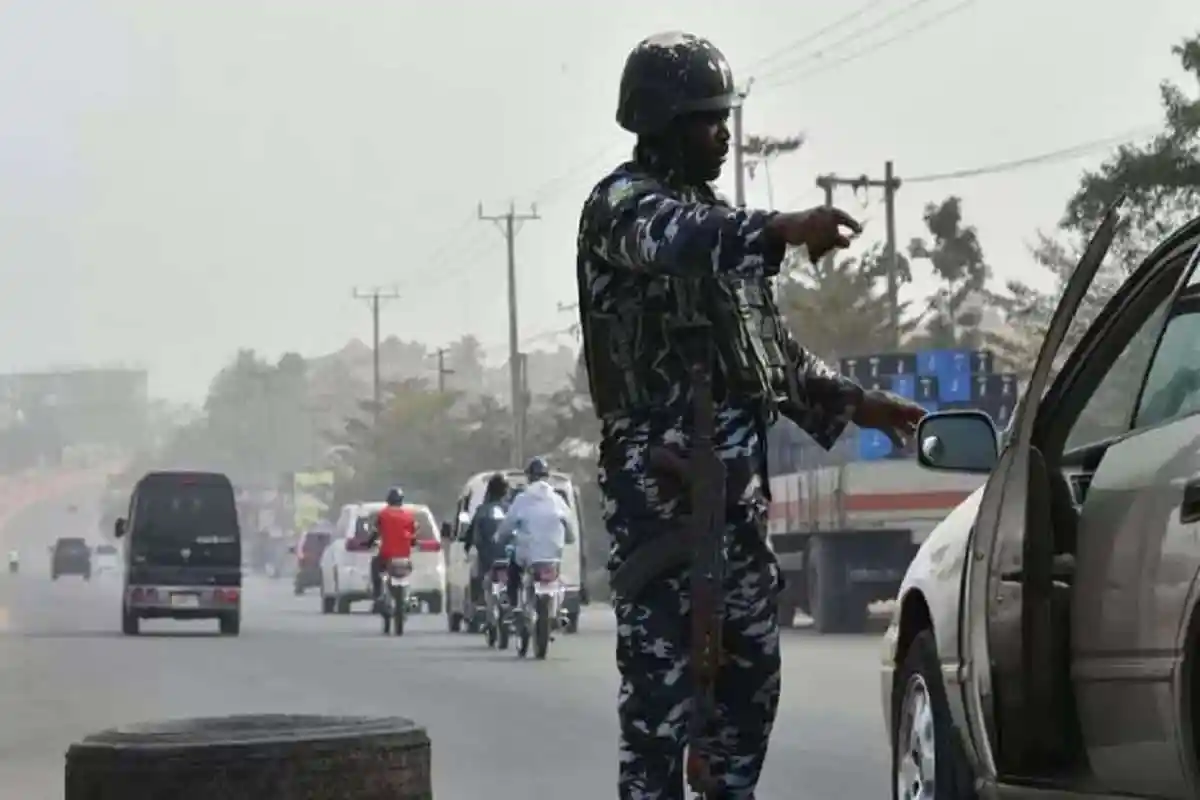 নাইজেরিয়ায় বন্দুকধারীর হামলার সময় পুলিশ সদস্যের নির্দেশনা।. Channel i News - চ্যানেল আই নিউজ