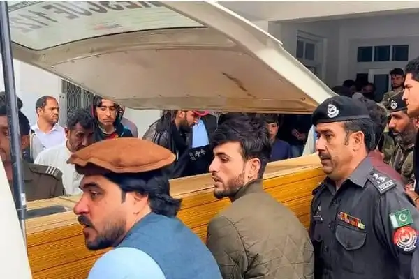 শোকাহত মানুষজন মরদেহের পাশে দাঁড়িয়ে, শিয়া সম্প্রদায়ের নিহত শিক্ষকরা. Channel i News - চ্যানেল আই নিউজ