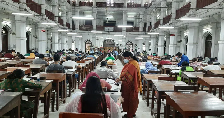 ঢাবির কলা, আইন ও সামাজিক বিজ্ঞান ইউনিটের ভর্তি পরীক্ষার জন্য ছাত্রছাত্রীরা পরীক্ষা কেন্দ্রে বসে।. Channel i News - চ্যানেল আই নিউজ
