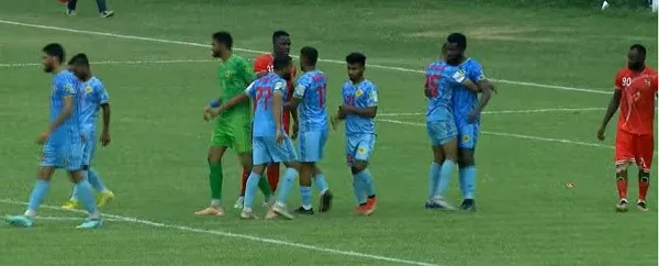 আবাহনী ও মোহামেডান ফুটবল দলের খেলোয়াড়রা মাঠে মিলিত হচ্ছে. Channel i News - চ্যানেল আই নিউজ