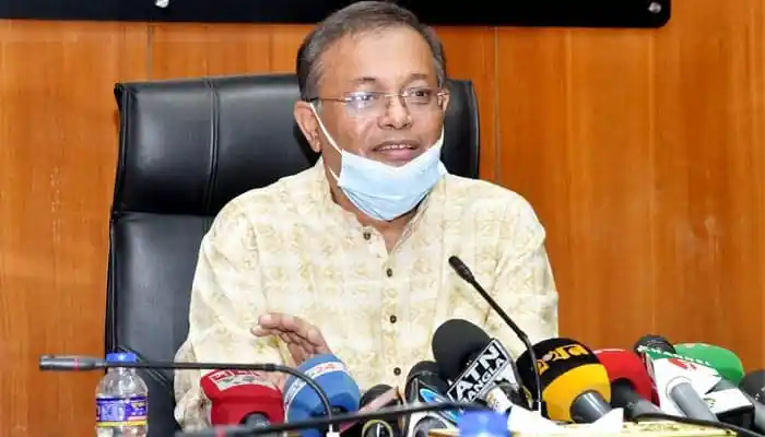 তথ্যমন্ত্রী সাংবাদিকদের সঙ্গে আলোচনা করছেন, মুখে মাস্ক পরা. Channel i News - চ্যানেল আই নিউজ