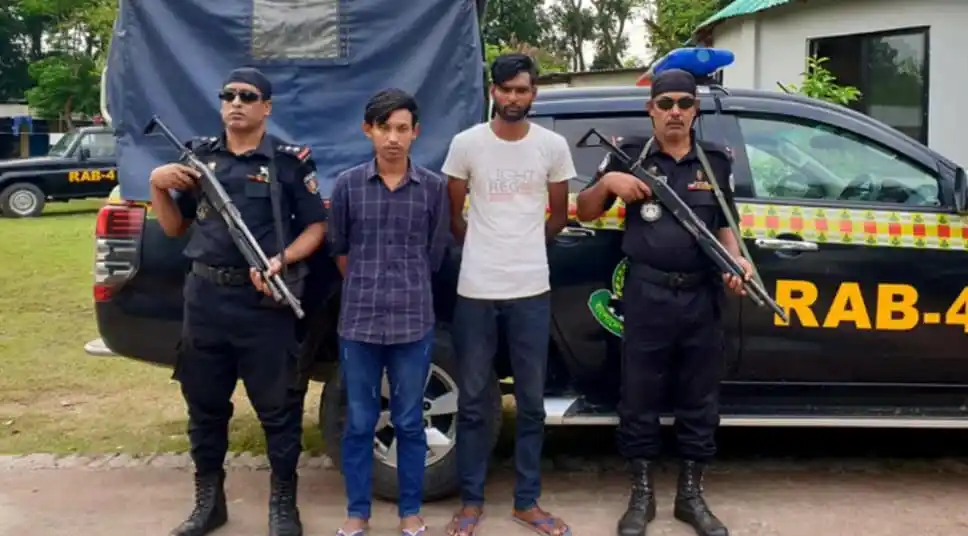 বাংলাদেশের র‍্যাবের দুই সদস্যের সঙ্গে গ্রেপ্তার হওয়া দুই যুবক. Channel i News - চ্যানেল আই নিউজ