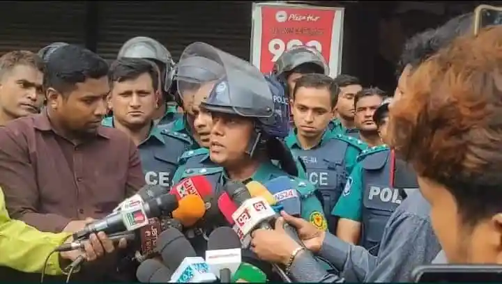 পুলিশ কর্মকর্তাদের সংবাদ সম্মেলন, মিডিয়া প্রতিনিধিদের প্রশ্নের উত্তর দিচ্ছেন. Channel i News - চ্যানেল আই নিউজ