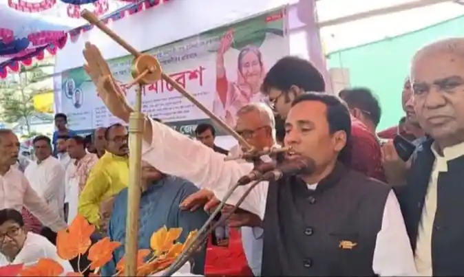 চ্যানেল আই অনলাইন অনুষ্ঠানে বক্তা ভাষণ দিচ্ছেন. Channel i News - চ্যানেল আই নিউজ