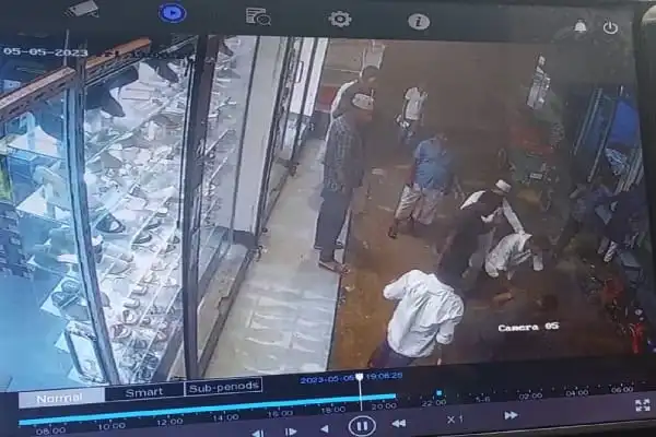 জাবি ছাত্রলীগের দুই নেতা ব্যবসায়ীকে মারধর করছে CCTV ফুটেজে ধরা পড়েছে. Channel i News - চ্যানেল আই নিউজ