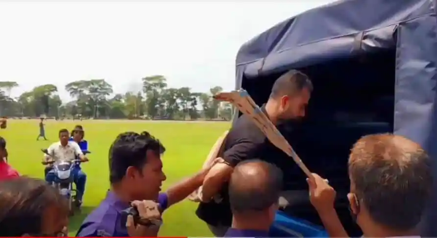 পুলিশের কাছে ছাত্রলীগ নেতার আত্মসমর্পণ, গ্রামে উত্তেজনা. Channel i News - চ্যানেল আই নিউজ