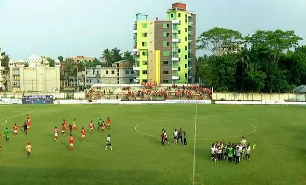 মোহামেডান ফুটবল দল মাঠে খেলছে, দর্শকরা দর্শকাসনে বসে. Channel i News - চ্যানেল আই নিউজ