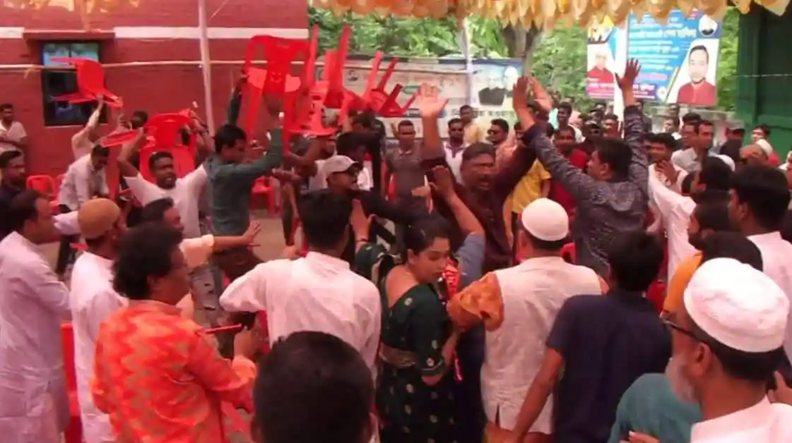 নাটোরে আওয়ামী লীগের দুই গ্রুপের সংঘর্ষের সময় উত্তেজনা. Channel i News - চ্যানেল আই নিউজ