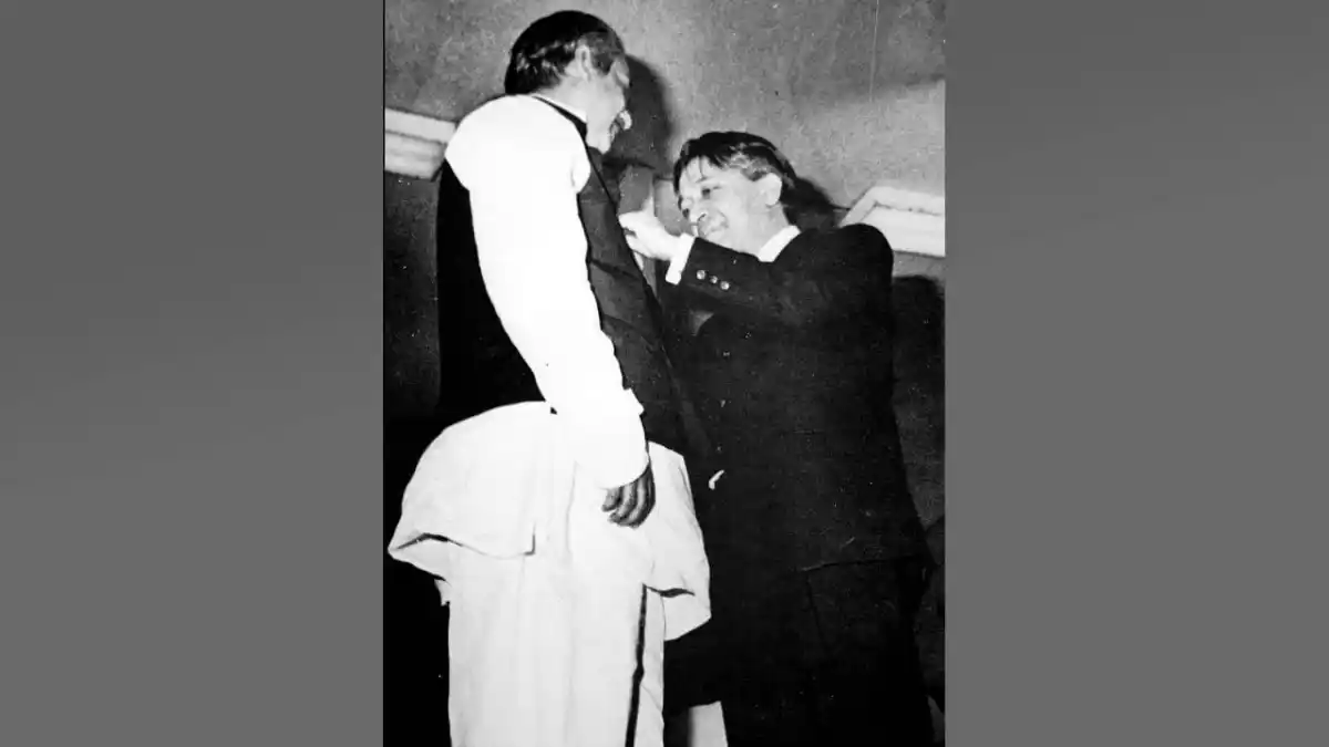 প্রধানমন্ত্রী শেখ হাসিনা ও শেখ রেহানা একসঙ্গে আলোচনা করছেন।. Channel i News - চ্যানেল আই নিউজ