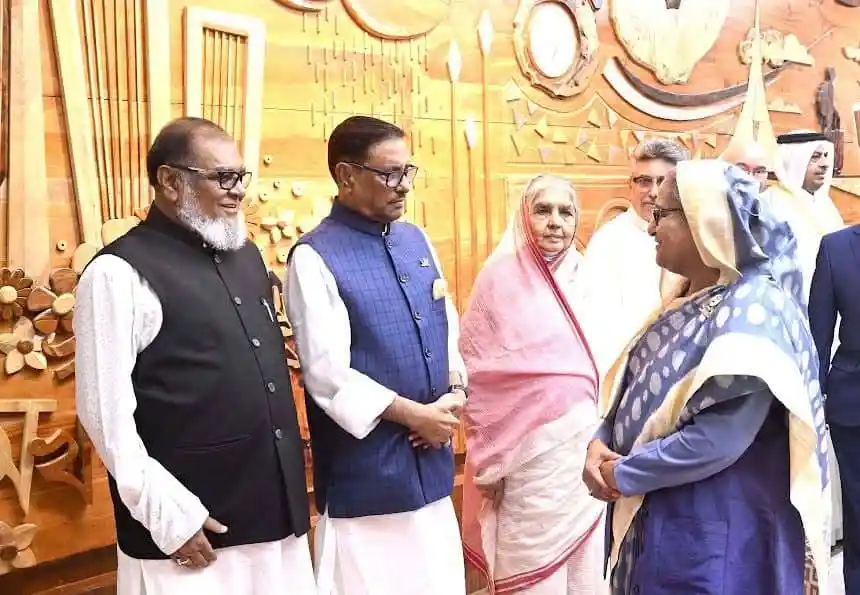 প্রধানমন্ত্রী দোহার উদ্দেশে ঢাকা ত্যাগের আগে কর্মকর্তাদের সঙ্গে আলোচনা করছেন।. Channel i News - চ্যানেল আই নিউজ