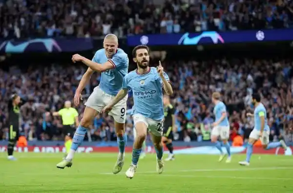 Manchester City ফুটবল খেলোয়াড়রা মাঠে গোল উদযাপন করছে. Channel i News - চ্যানেল আই নিউজ