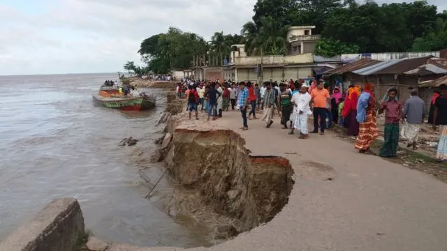 জাজিরার পদ্মা পাড়ে ভাঙনের কারণে মানুষের ভিড় ও ক্ষতিগ্রস্ত এলাকা. Channel i News - চ্যানেল আই নিউজ