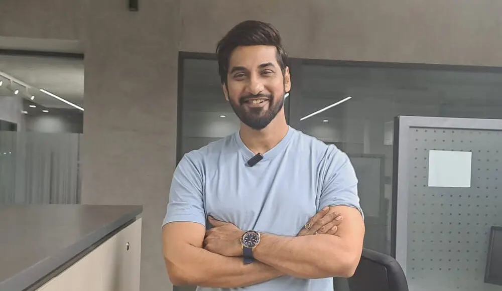 সজল হাসিমুখে দাঁড়িয়ে আছেন, ক্যামেরার দিকে তাকিয়ে. Channel i News - চ্যানেল আই নিউজ