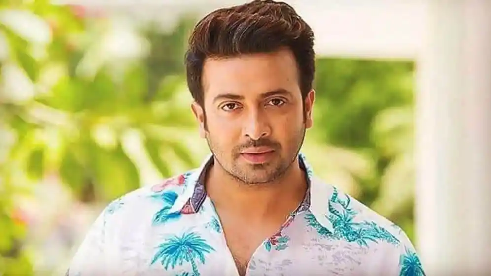 শাকিব খান সাংবাদিকদের সাথে কথা বলছেন, মানহানির মামলার সমন জারি. Channel i News - চ্যানেল আই নিউজ