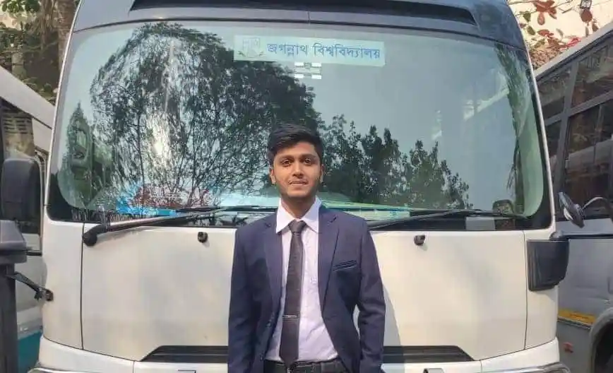 শিক্ষার্থী শাওনের জন্য ক্ষতিপূরণ দাবি করে দাঁড়িয়ে আছেন একজন ব্যক্তি. Channel i News - চ্যানেল আই নিউজ