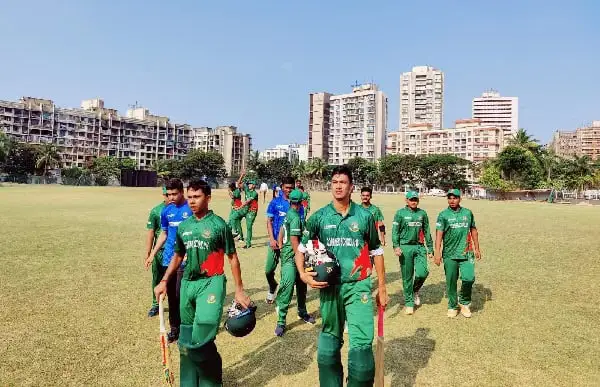 বাংলাদেশ অনূর্ধ্ব-১৬ ক্রিকেট দল মাঠে অনুশীলন করছে. Channel i News - চ্যানেল আই নিউজ