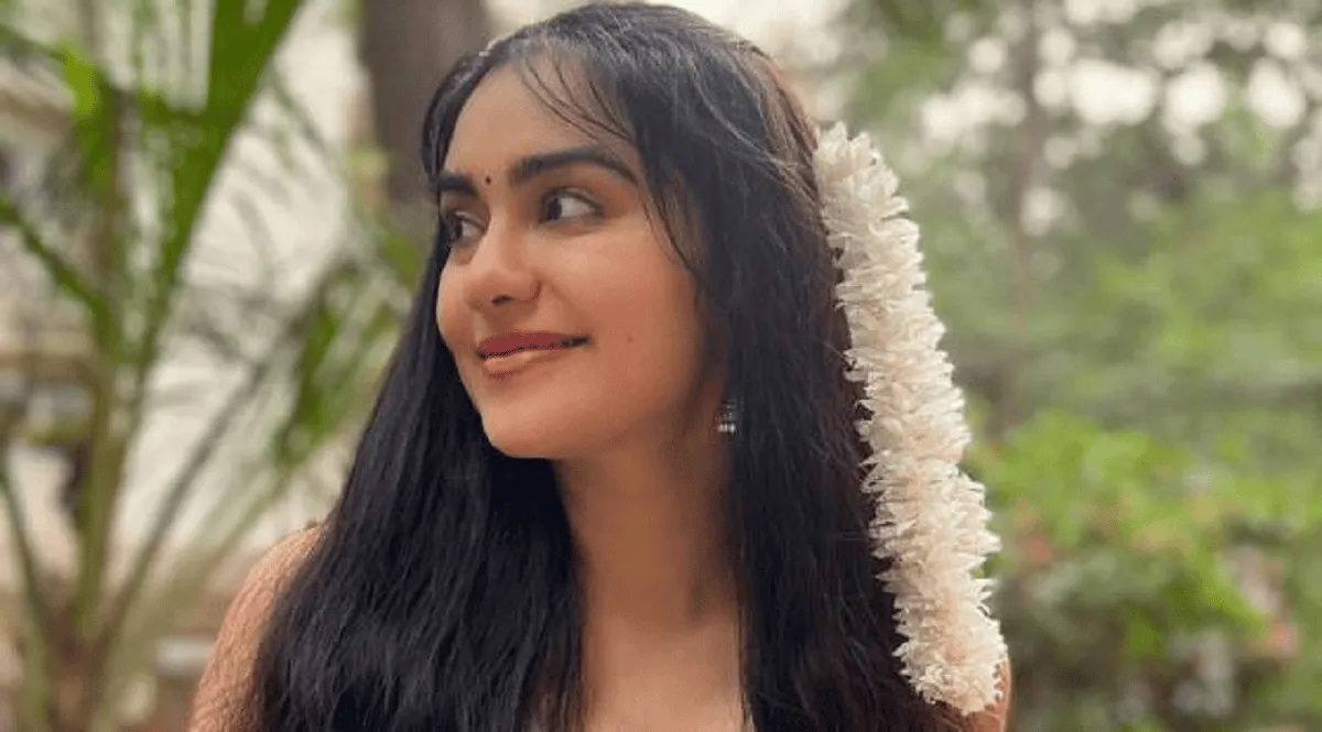 প্রাকৃতিক পরিবেশে হাস্যোজ্জ্বল তরুণী, গাছে ফুলের মালা পরা. Channel i News - চ্যানেল আই নিউজ