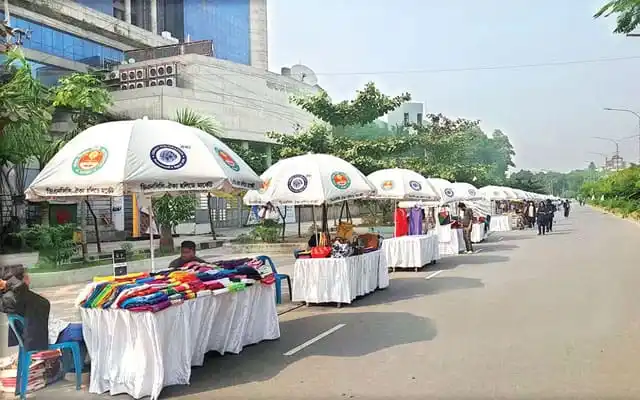 ঢাকার রাস্তায় বসে থাকা বিভিন্ন পণ্য বিক্রেতাদের স্টল. Channel i News - চ্যানেল আই নিউজ