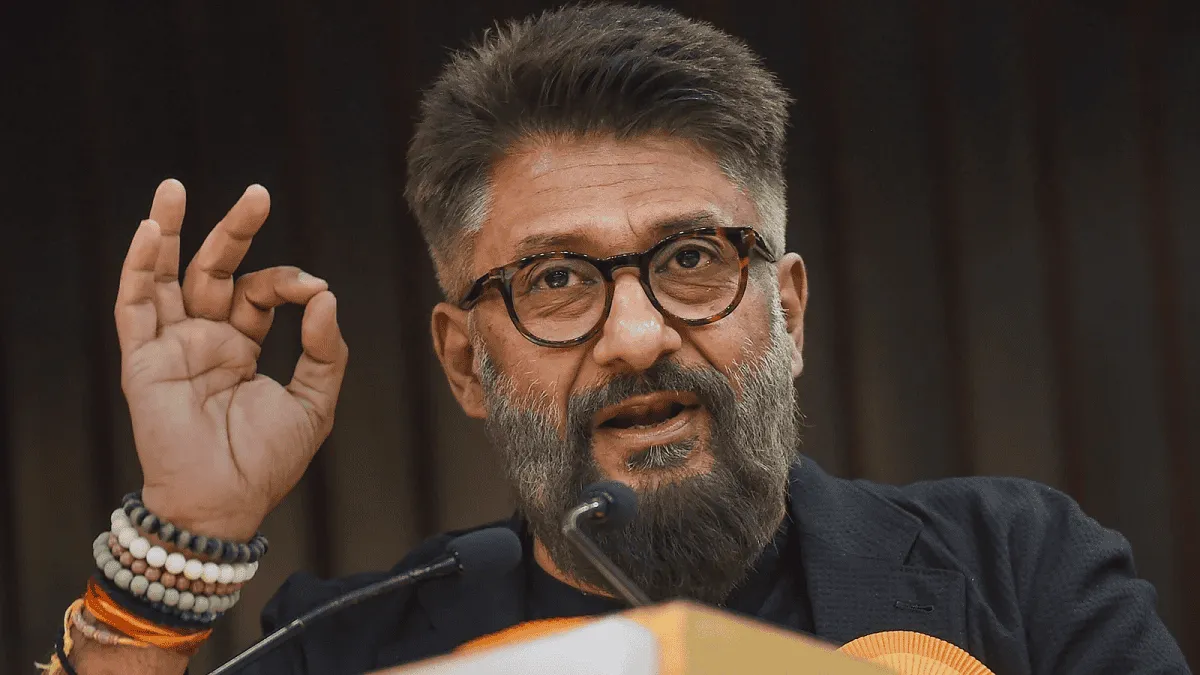 বিবেক অগ্নিহোত্রী বক্তৃতা দিচ্ছেন, চোখে চশমা, গোঁফ ও দাড়ি, হাতের ইশারায়. Channel i News - চ্যানেল আই নিউজ