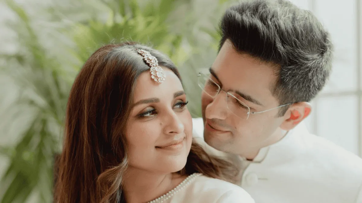 পরিণীতি ও তার প্রেমিকের প্রেমের মুহূর্তের ছবি. Channel i News - চ্যানেল আই নিউজ
