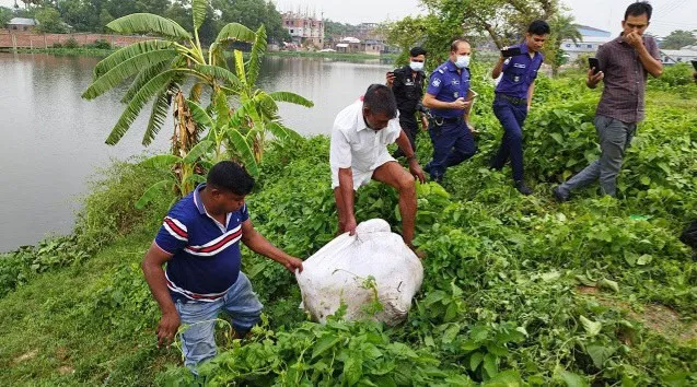 নদীর পাশে মৃত ব্যক্তির লাশ উদ্ধার করছে পুলিশ ও স্থানীয়রা. Channel i News - চ্যানেল আই নিউজ