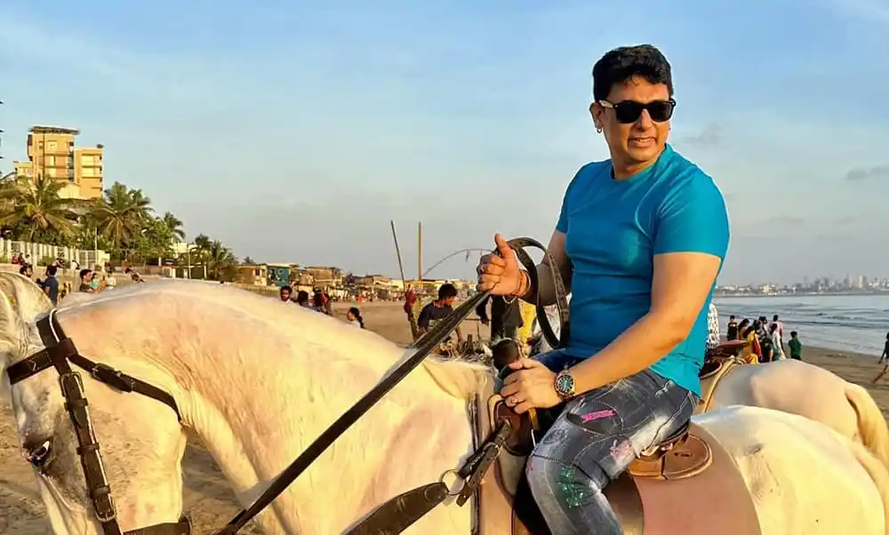 নদীর পাড়ে ঘোড়া চালাচ্ছেন একজন যুবক, সুন্দর সূর্যাস্তের দৃশ্য. Channel i News - চ্যানেল আই নিউজ
