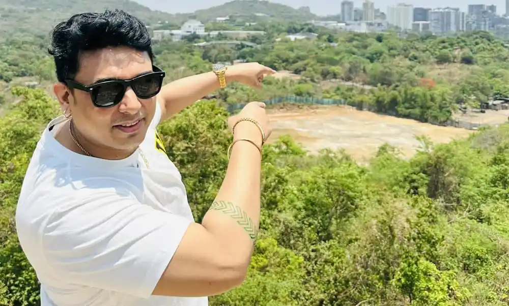 জায়েদ গায়ে ভাইরাল হওয়া ভিডিওর দৃশ্য, তিনি সানগ্লাস পরেছেন. Channel i News - চ্যানেল আই নিউজ