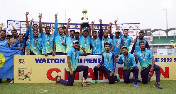 আবাহনী ক্রিকেট দল চ্যাম্পিয়ন ট্রফি নিয়ে উদযাপন করছে. Channel i News - চ্যানেল আই নিউজ