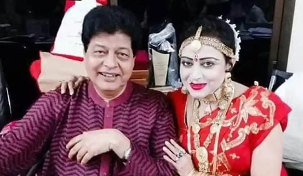 অঞ্জনা ও তার বন্ধু হাস্যোজ্জ্বল, আনন্দের মুহূর্তে ছবি. Channel i News - চ্যানেল আই নিউজ