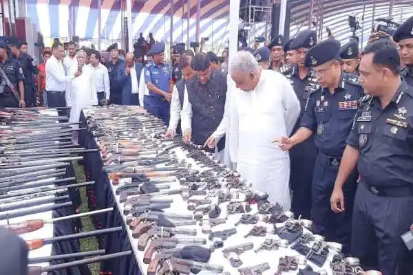 স্বরাষ্ট্রমন্ত্রী ও পুলিশ কর্মকর্তারা অস্ত্রের জাহাজ পরিদর্শন করছেন. Channel i News - চ্যানেল আই নিউজ