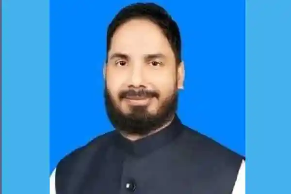 জনপ্রিয় রাজনীতিবিদের হাসিমুখের ছবি, কালো পোশাক পরিহিত. Channel i News - চ্যানেল আই নিউজ