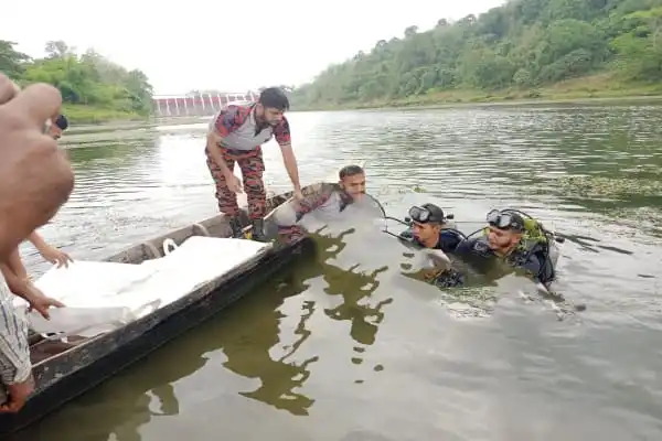 কর্ণফুলী নদীতে লাশ উদ্ধারে ডুবুরি ও উদ্ধারকর্মীরা কাজ করছে. Channel i News - চ্যানেল আই নিউজ