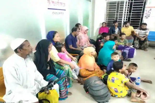 আটক রোহিঙ্গা পাচারকারীদের সঙ্গে পরিবারের সদস্যরা. Channel i News - চ্যানেল আই নিউজ