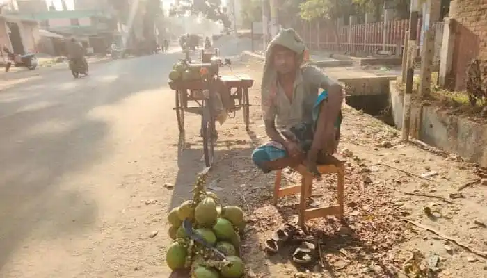 চুয়াডাঙ্গায় তাপদাহে রাস্তায় বসে একজন ব্যক্তি, পাশে কাঁঠাল বিক্রি করছে. Channel i News - চ্যানেল আই নিউজ