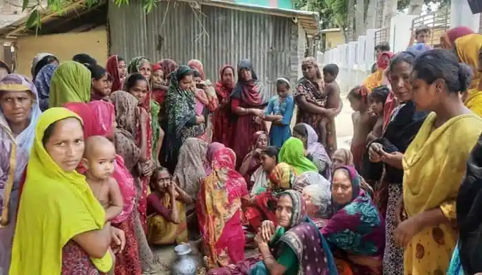বিষন্ন পরিবারের সদস্যরা ট্রাকের দুর্ঘটনায় নিহতের শোক প্রকাশ করছে. Channel i News - চ্যানেল আই নিউজ