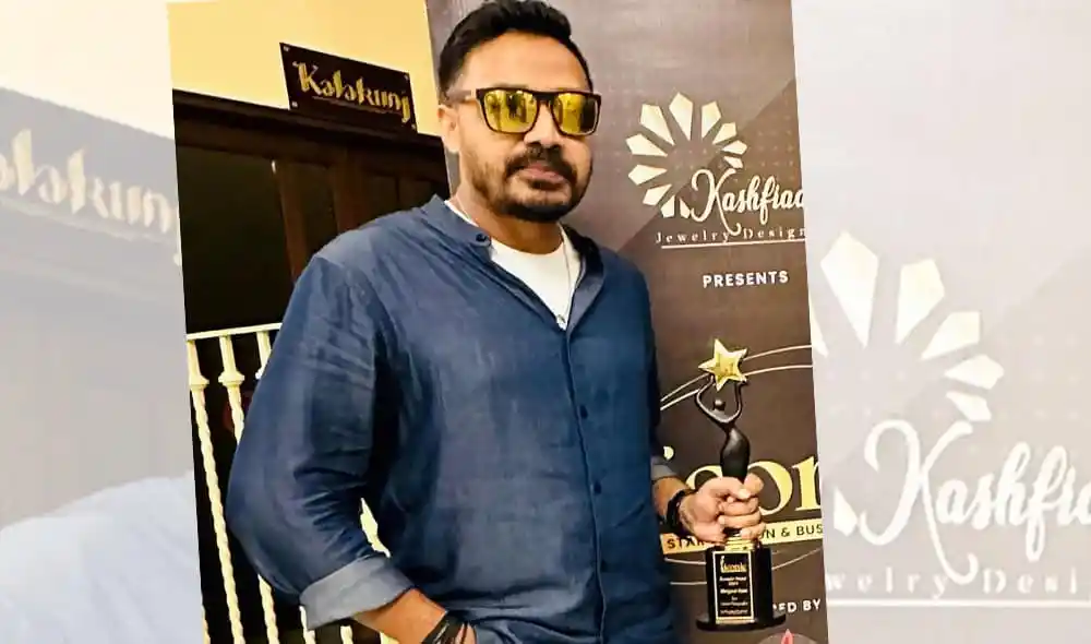 ফ্যাশন ফটোগ্রাফার পুরস্কার গ্রহণ করছেন মঞ্জুরুল. Channel i News - চ্যানেল আই নিউজ
