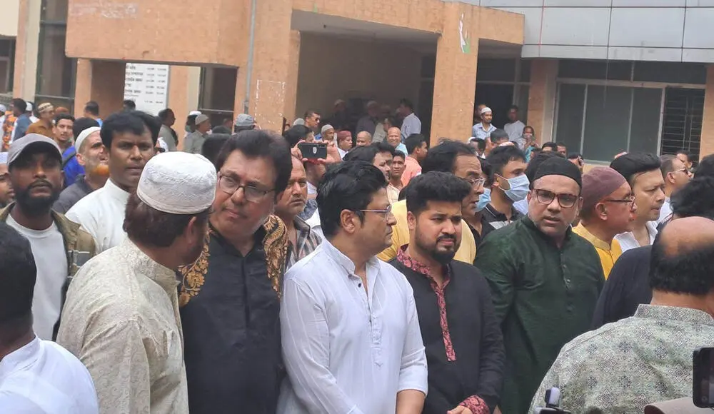 এফডিসিতে ফারুকের দ্বিতীয় জানাজায় ভক্ত ও শুভাকাঙ্ক্ষীরা উপস্থিত. Channel i News - চ্যানেল আই নিউজ